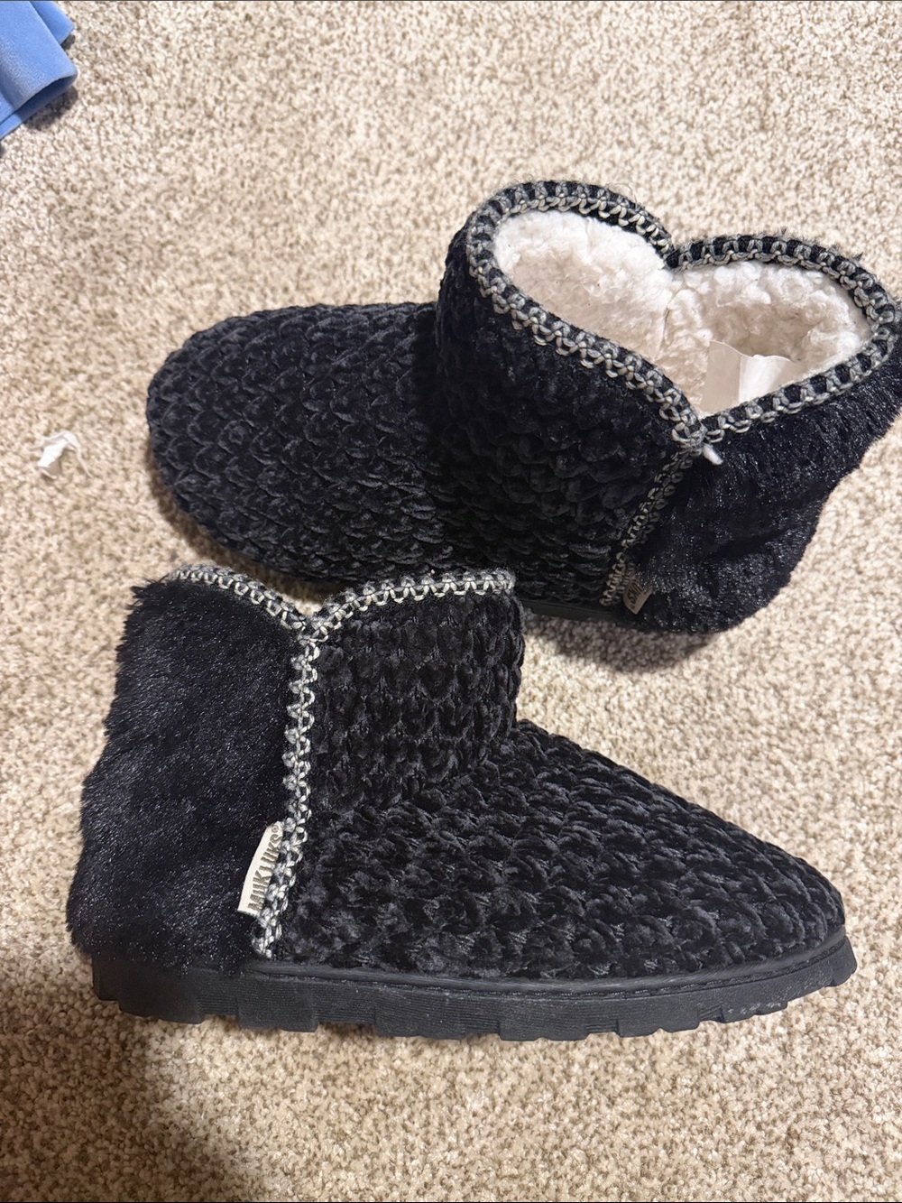 Black Cozy Bootie Slippers - Fleece-Lined Comfort